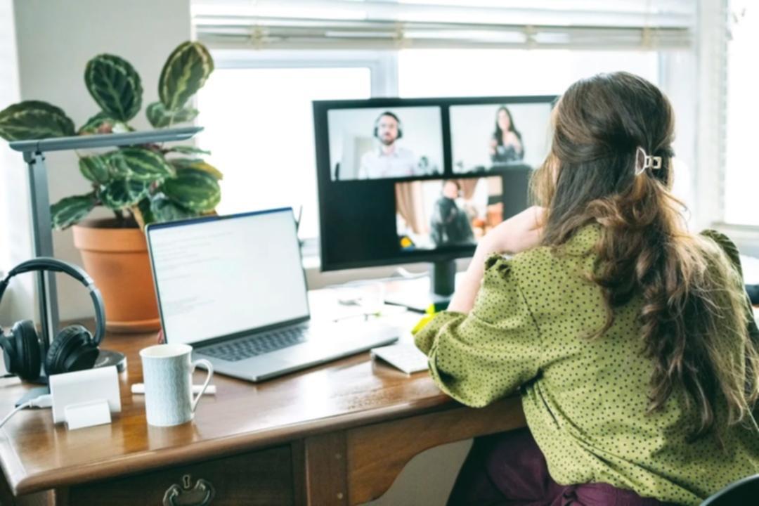 Deelnemer werkt aan financieel overzicht tijdens workshopsessie